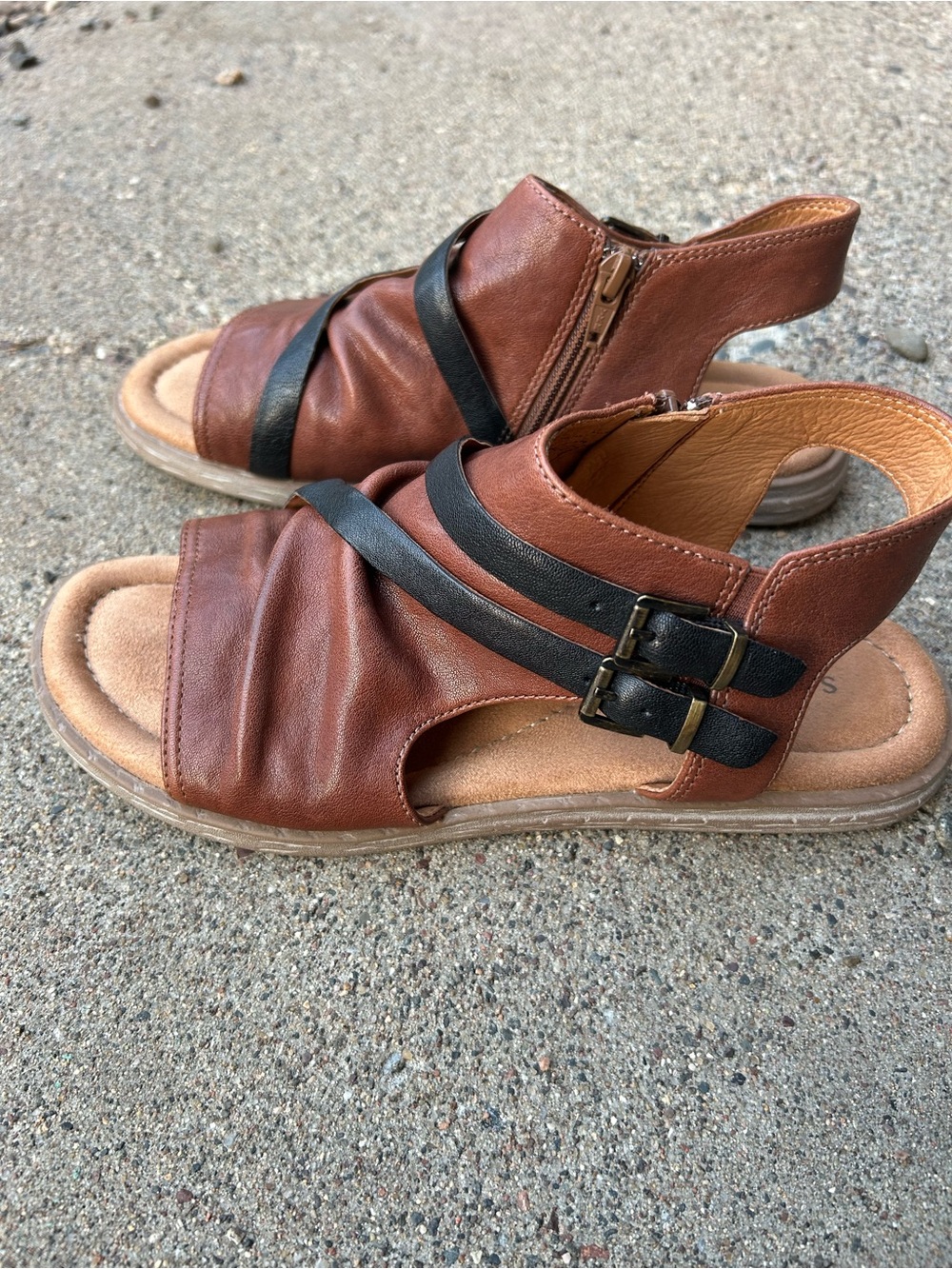 Women's Edy Sandal Brown Leather Open-Toe Sandals with Black Strap Detail sz 39